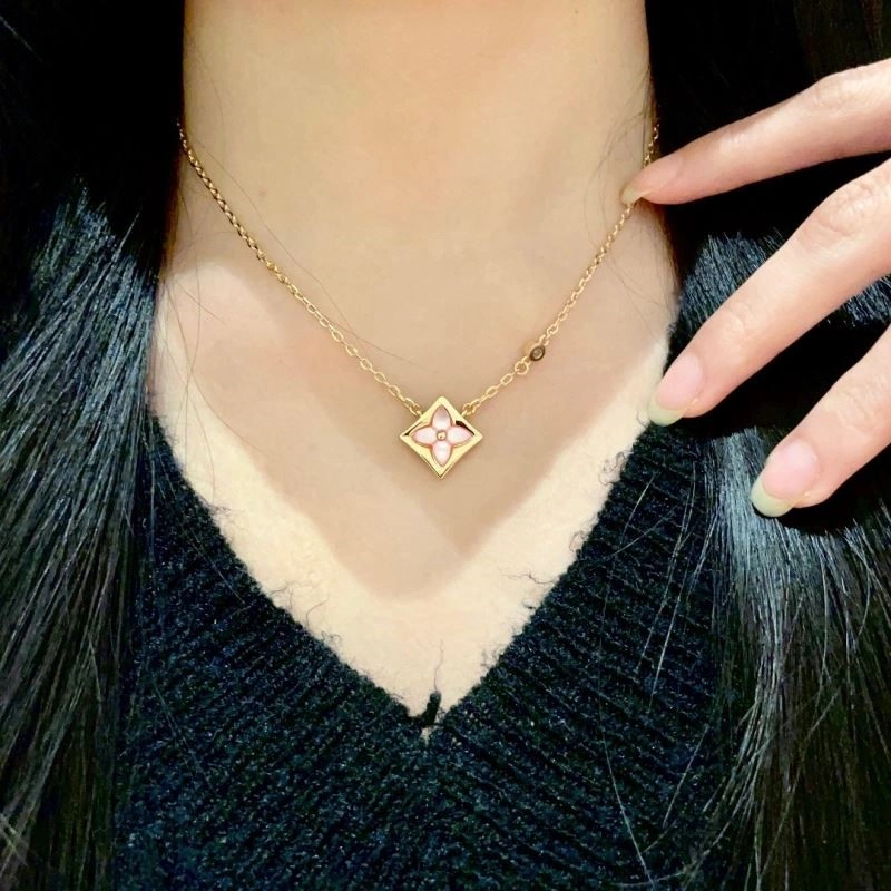 SmoothTexture Louis Vuitton Necklaces 248849