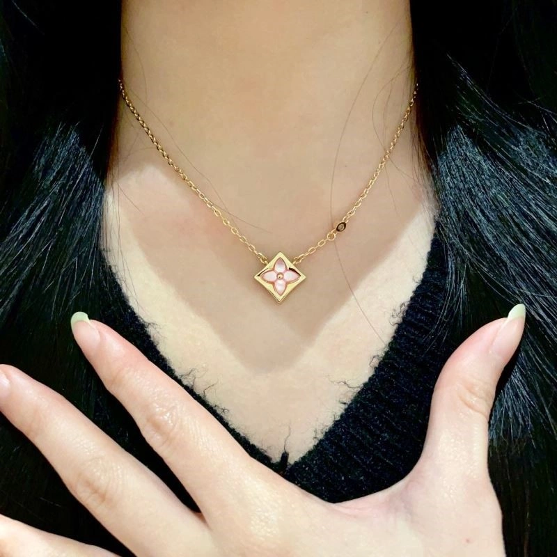 SmoothTexture Louis Vuitton Necklaces 248849