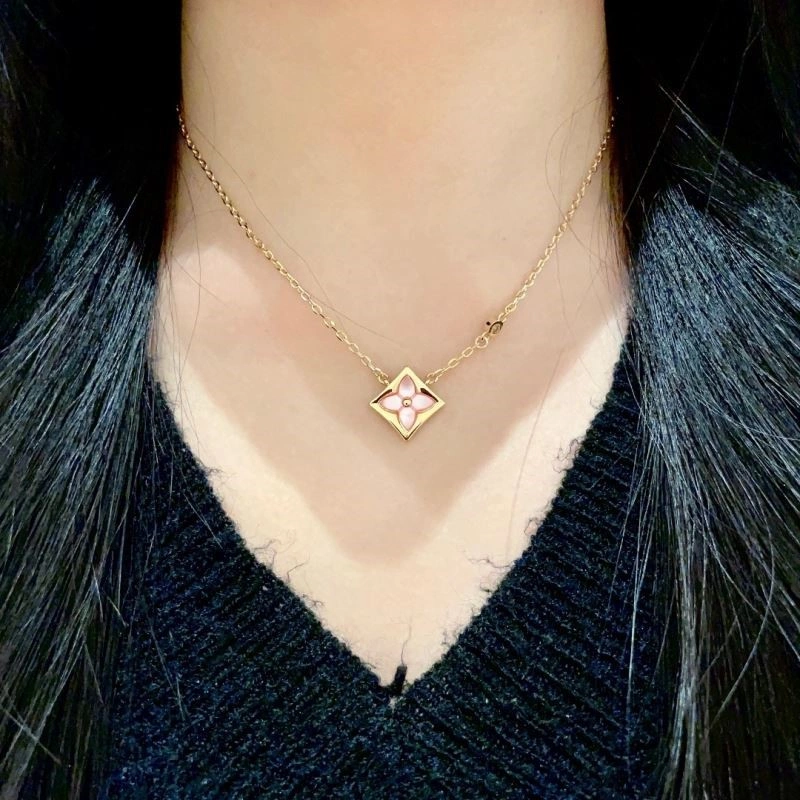 SmoothTexture Louis Vuitton Necklaces 248849
