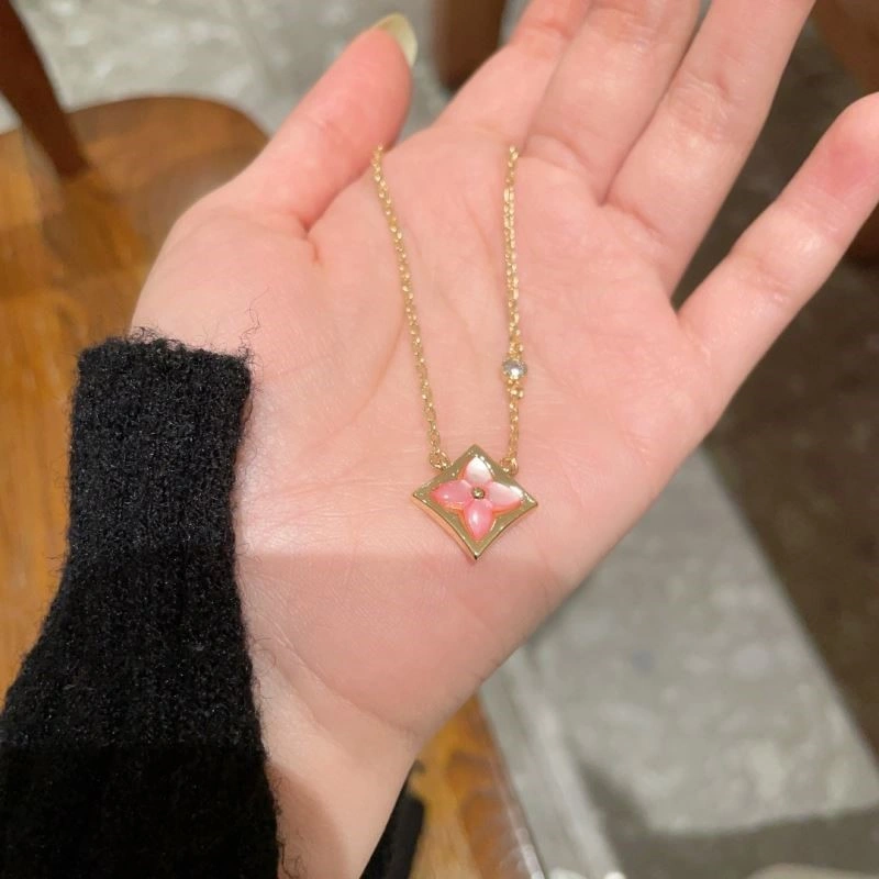 SmoothTexture Louis Vuitton Necklaces 248849