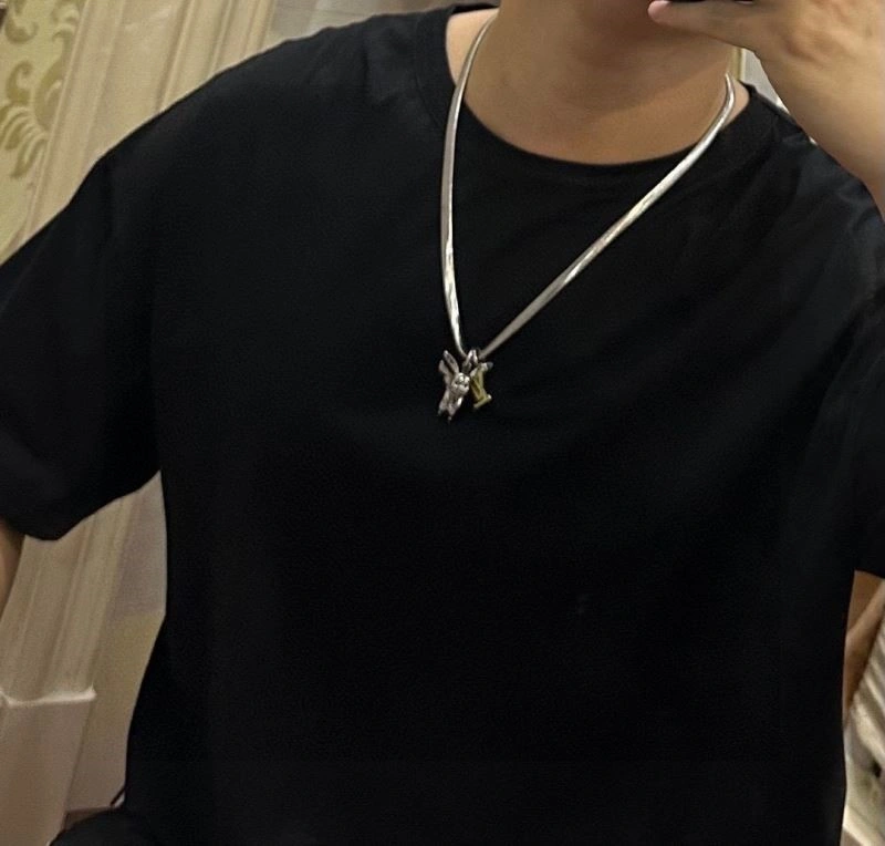 Louis Vuitton Necklaces Practical 248510