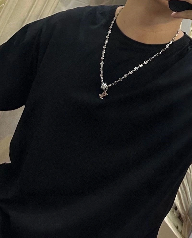 Minimalist Louis Vuitton Necklaces 248509