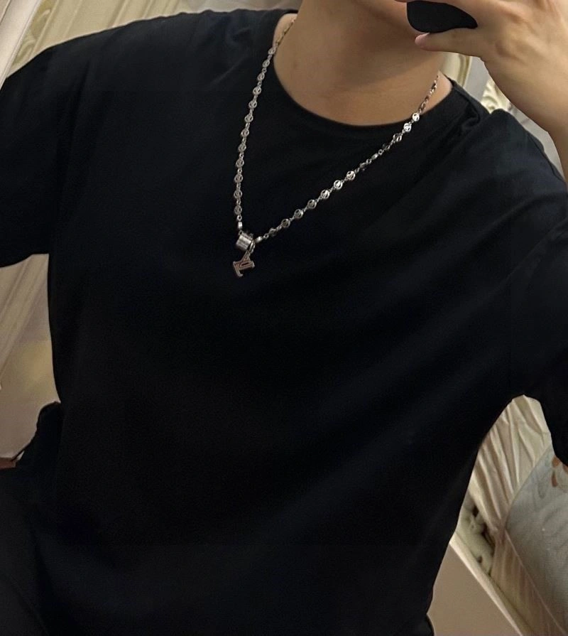 Minimalist Louis Vuitton Necklaces 248509