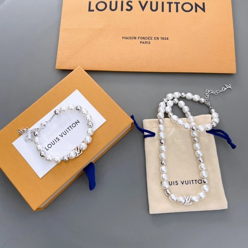 Louis Vuitton Necklaces Trendy 248477