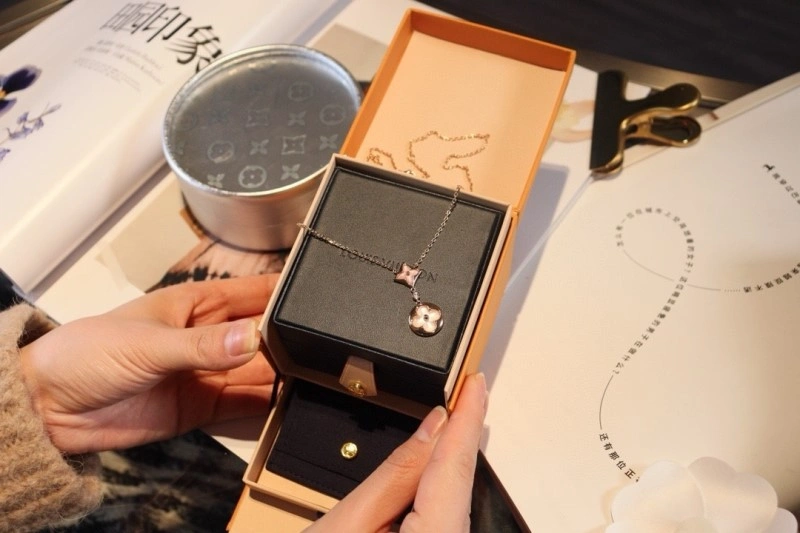 Minimalist Louis Vuitton Necklaces 248423