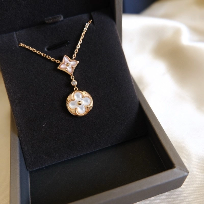 Minimalist Louis Vuitton Necklaces 248423