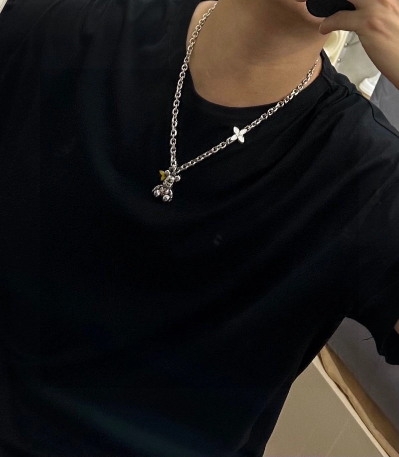 Sleek Louis Vuitton Necklaces 248408