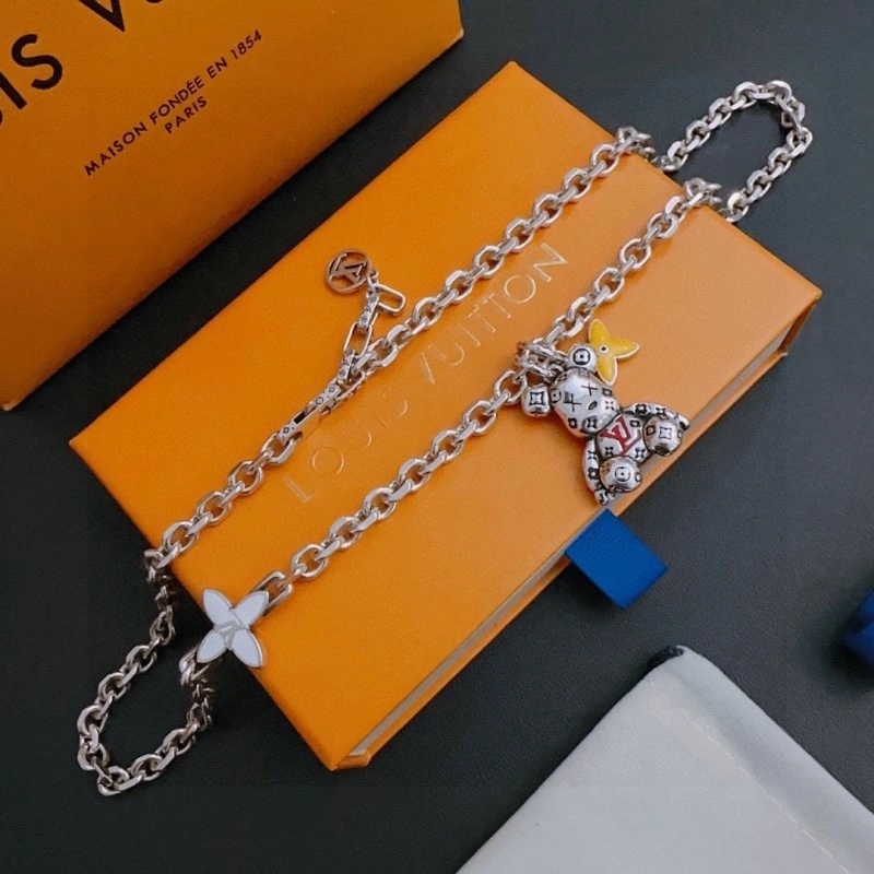 Sleek Louis Vuitton Necklaces 248408