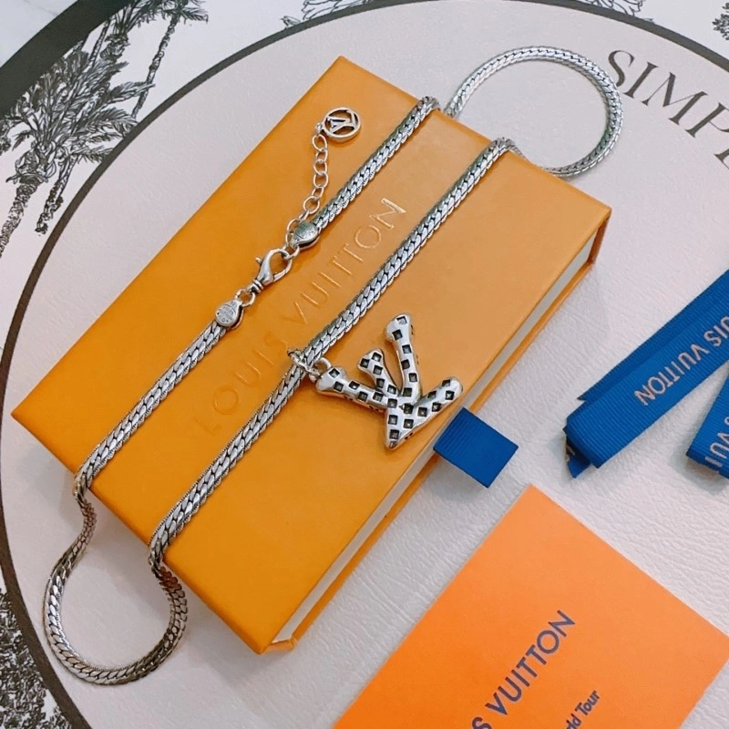 Snug Louis Vuitton Necklaces 247896