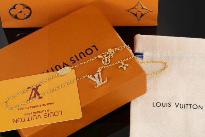 Tailored Louis Vuitton Necklaces 247877