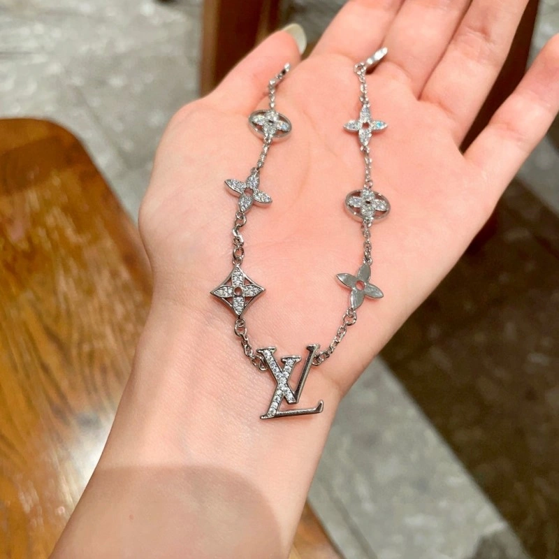 Louis Vuitton Necklaces Trendy 247851