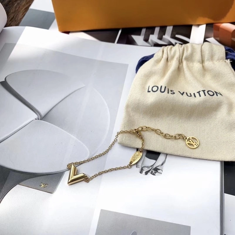 Compact Louis Vuitton Necklaces 247836