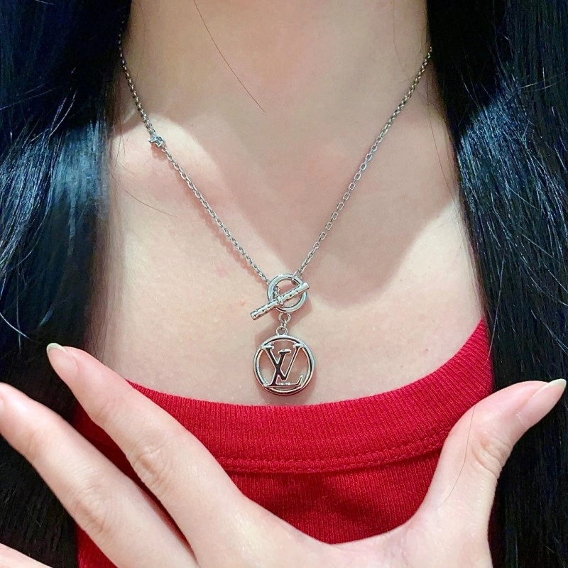Louis Vuitton Necklaces Effortless 247832