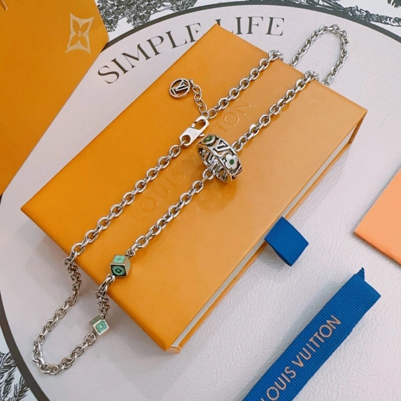 Louis Vuitton Necklaces Effortless 247809