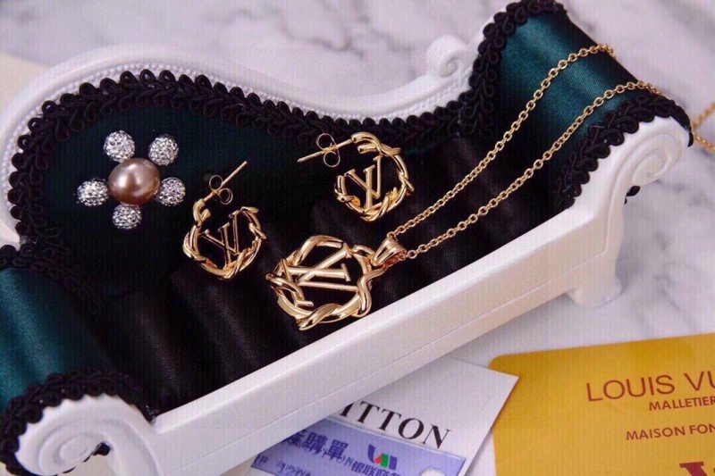 Reliable Louis Vuitton Necklaces 247801