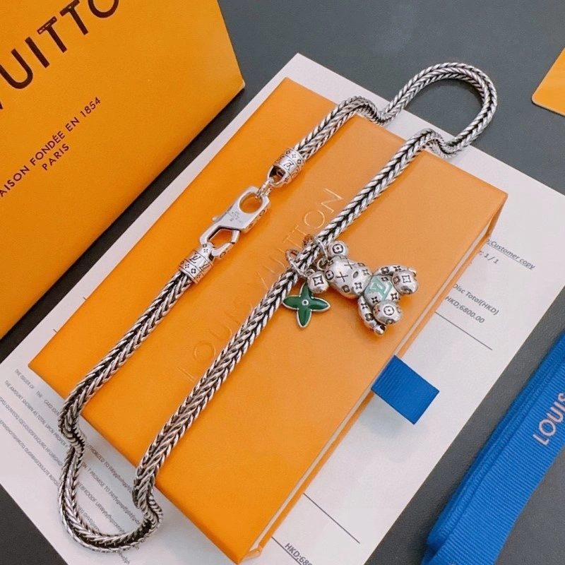 SmoothTexture Louis Vuitton Necklaces 247793