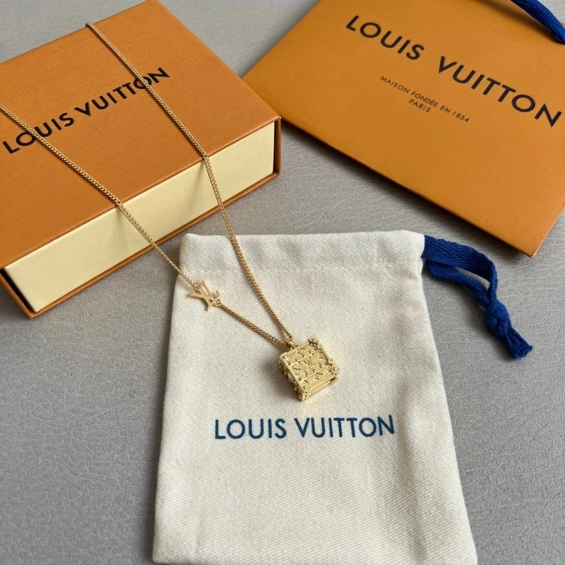 Lightweight Louis Vuitton Necklaces 247789