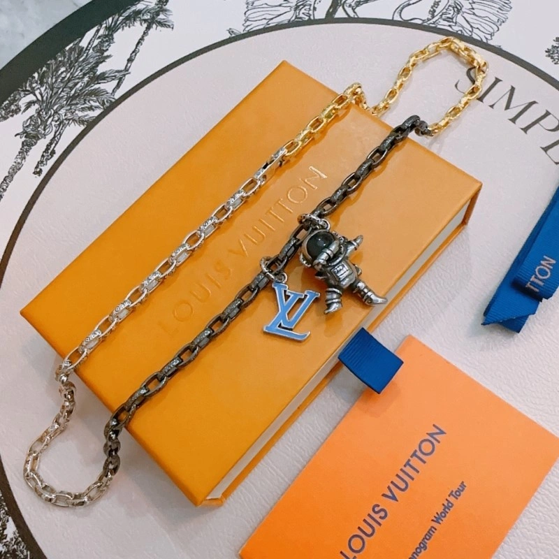 Snug Louis Vuitton Necklaces 247735