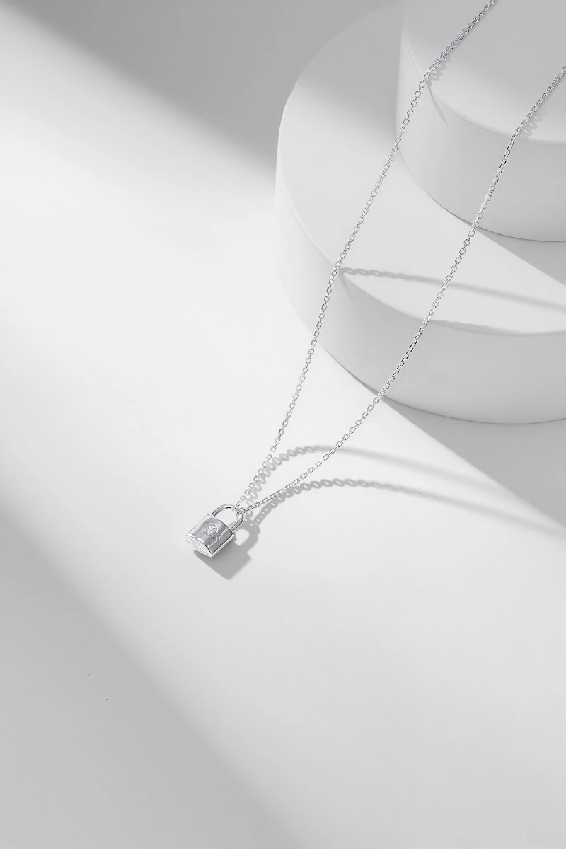 Thermal Louis Vuitton Necklaces 247719
