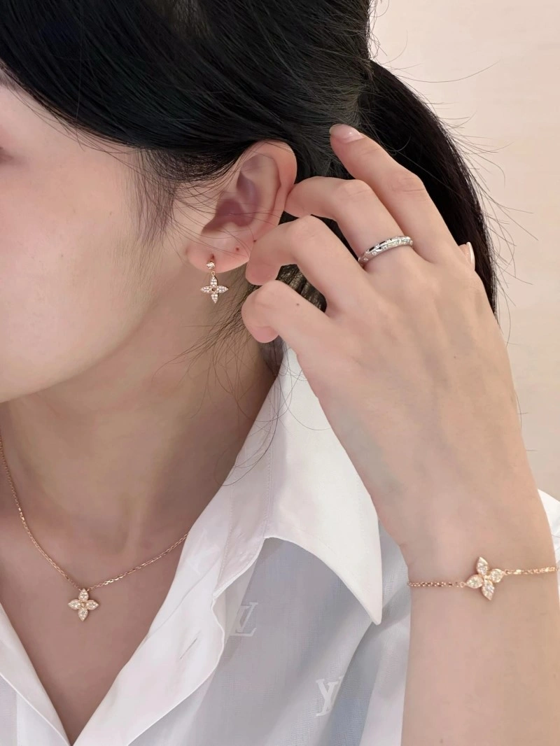 Louis Vuitton Necklaces Bold 247727