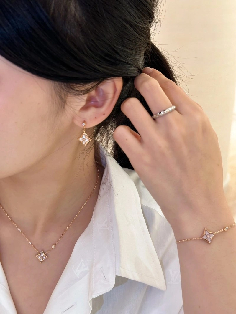 Louis Vuitton Necklaces MultiPurpose 247710