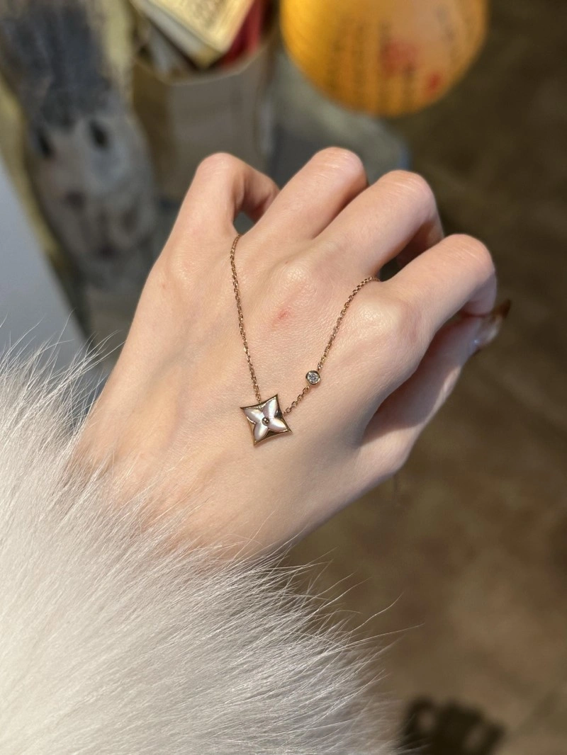 Supportive Louis Vuitton Necklaces 247726