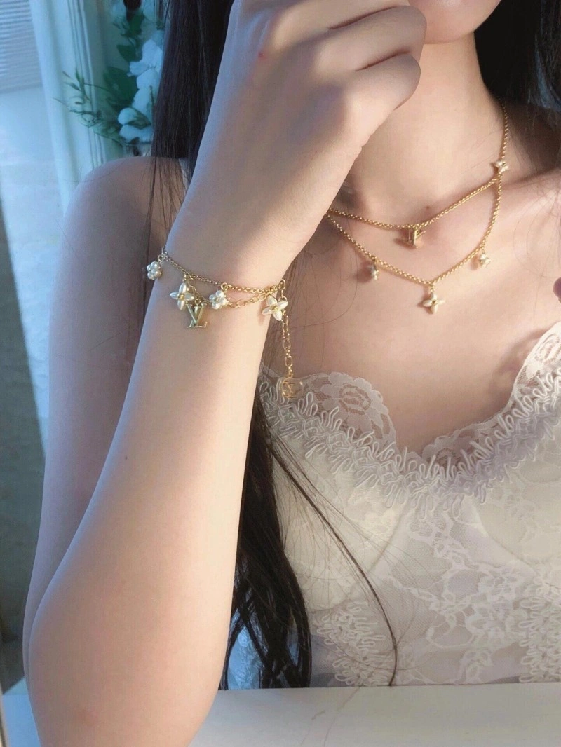 Practical Louis Vuitton Necklaces 247709