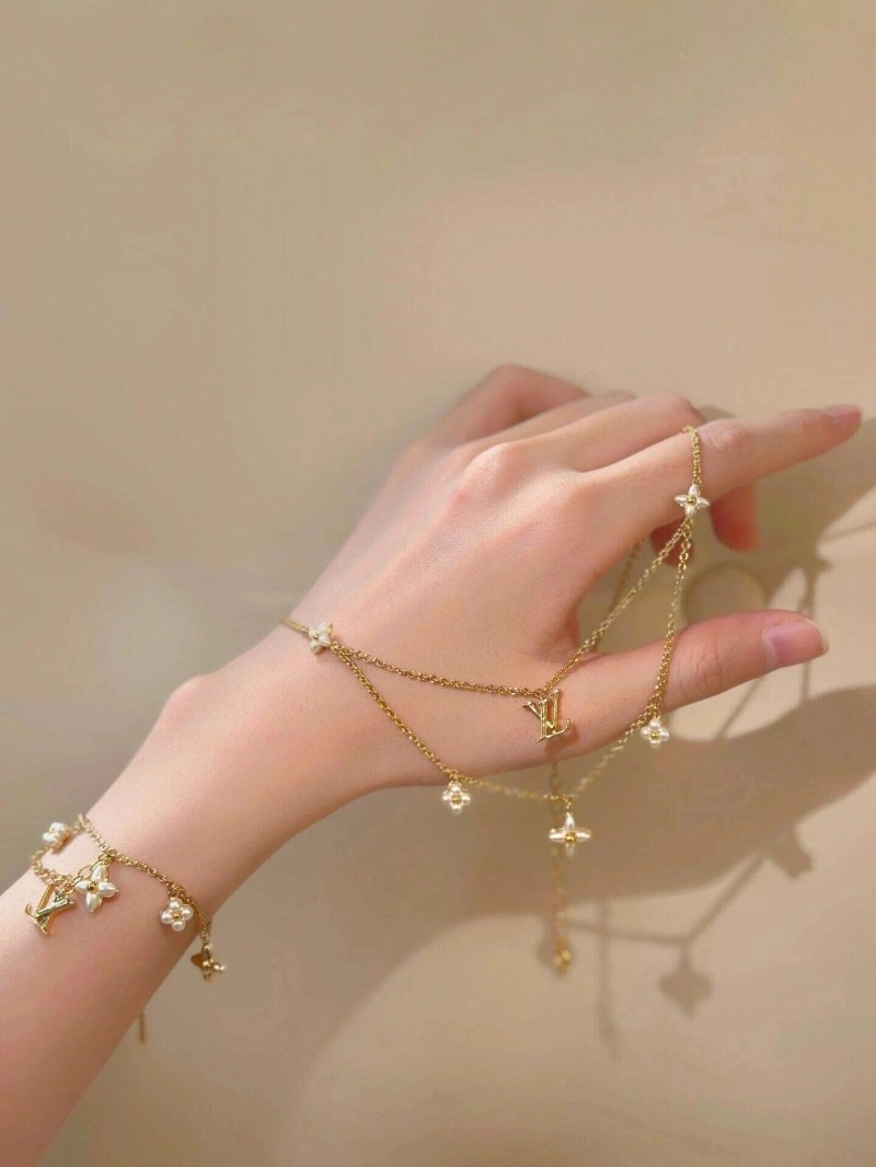 Practical Louis Vuitton Necklaces 247709