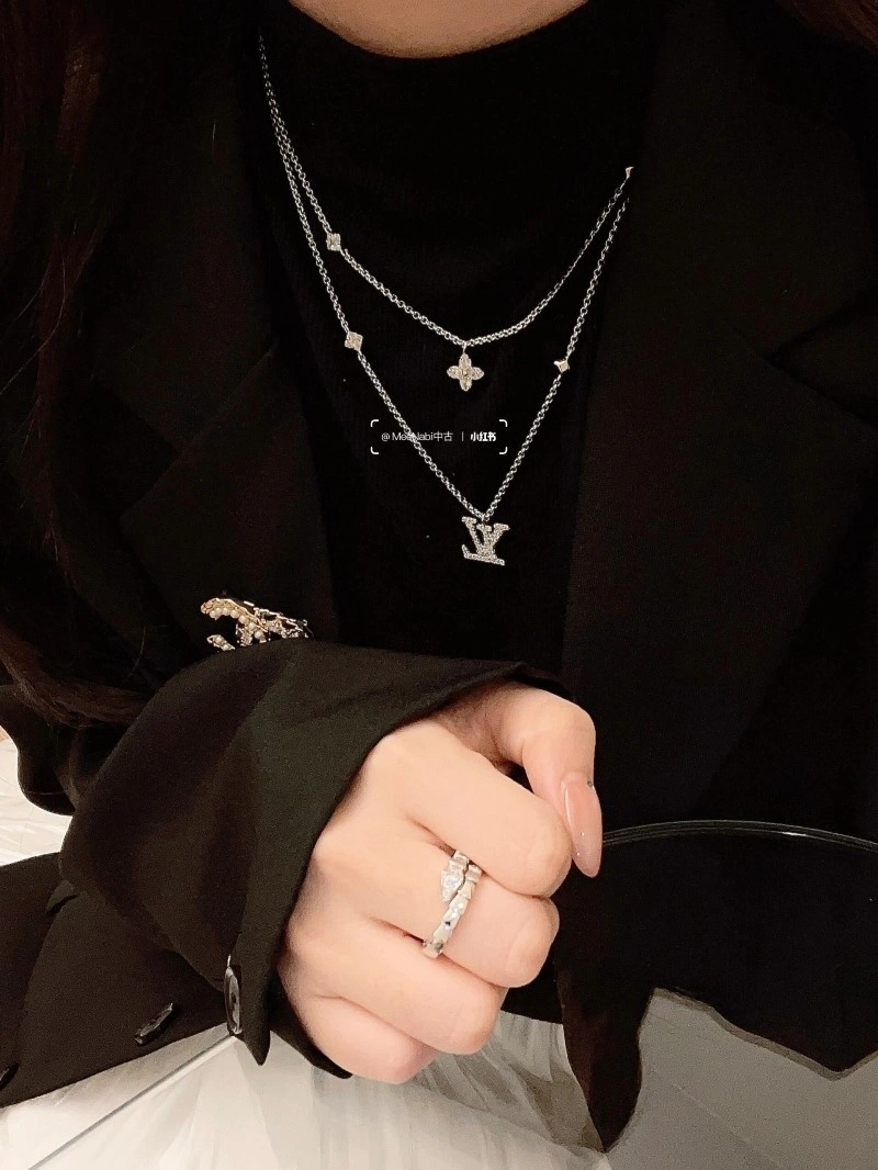 Flexible Louis Vuitton Necklaces 247707