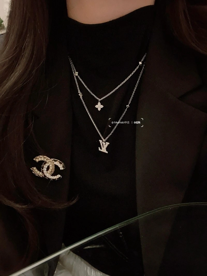 Flexible Louis Vuitton Necklaces 247707