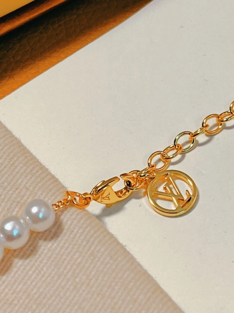 Louis Vuitton Necklaces Sleek 268410