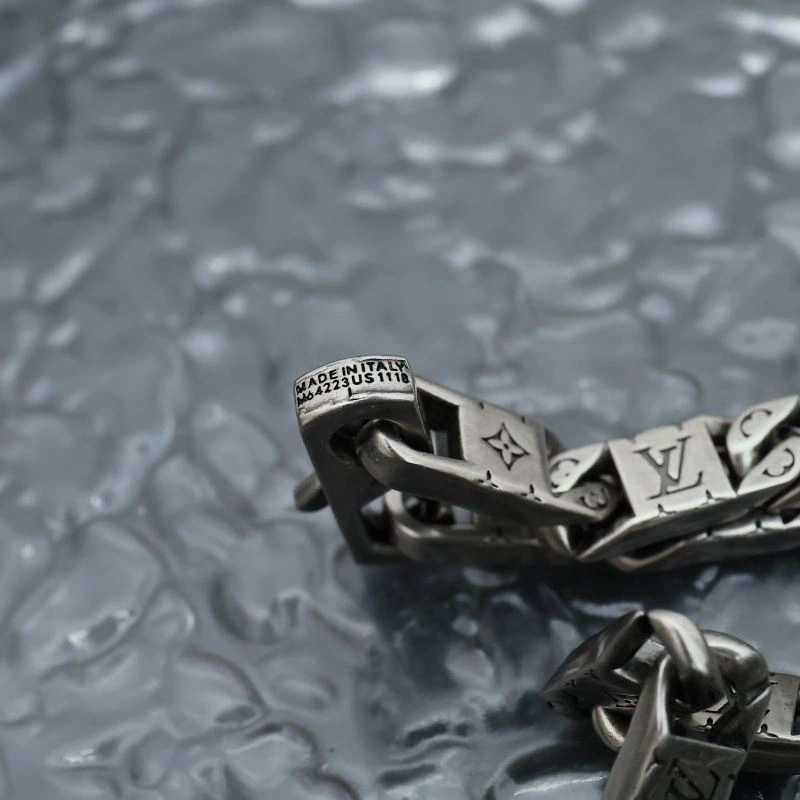 Seasonal Louis Vuitton Necklaces 268393