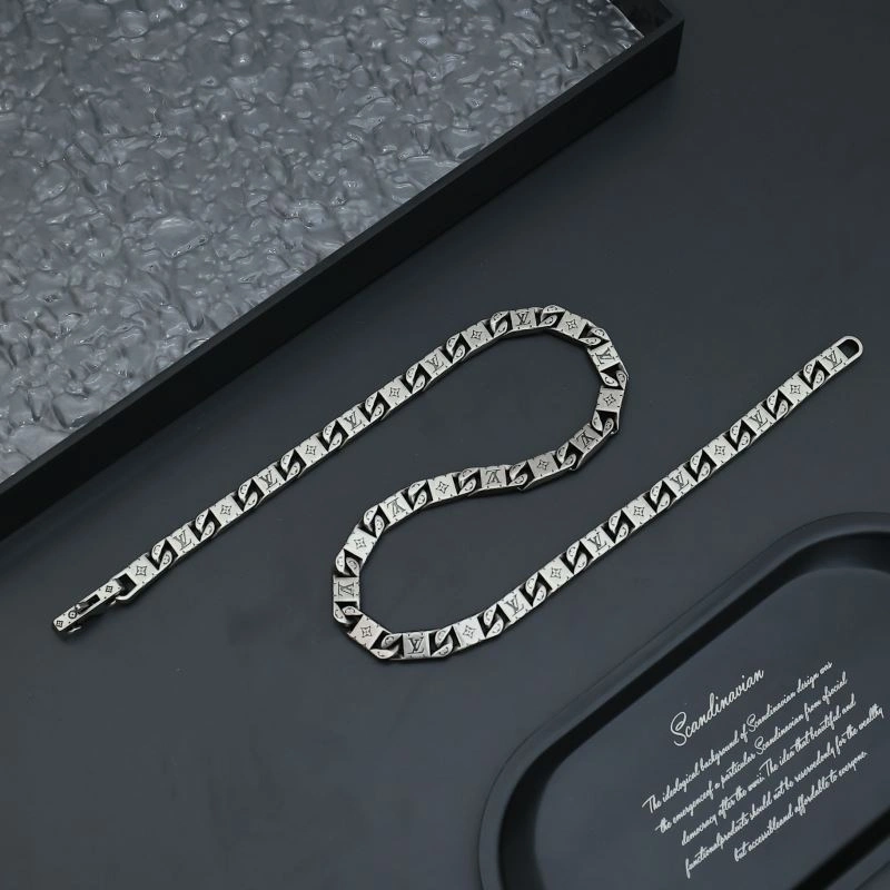 Seasonal Louis Vuitton Necklaces 268393