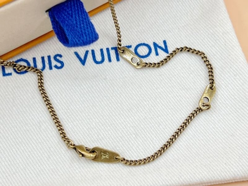 Louis Vuitton Necklaces Practical 268391