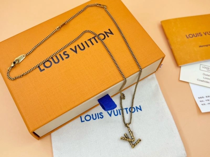 Louis Vuitton Necklaces Practical 268391