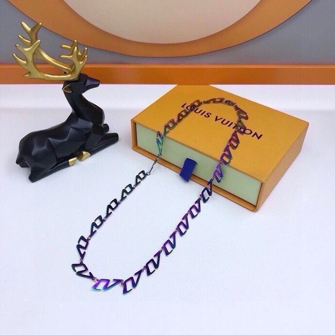 Minimalist Louis Vuitton Necklaces 268352