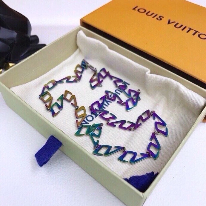 Minimalist Louis Vuitton Necklaces 268352