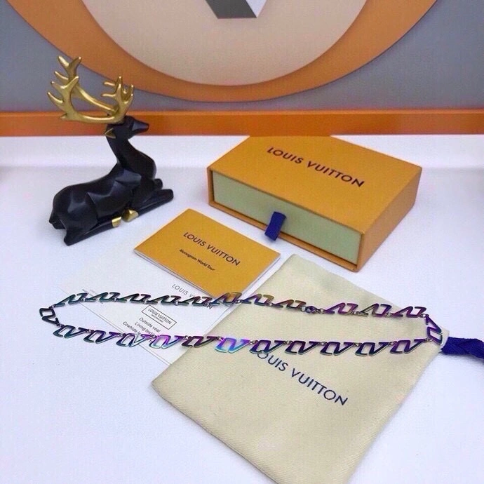 Minimalist Louis Vuitton Necklaces 268352