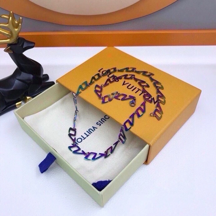 Minimalist Louis Vuitton Necklaces 268352