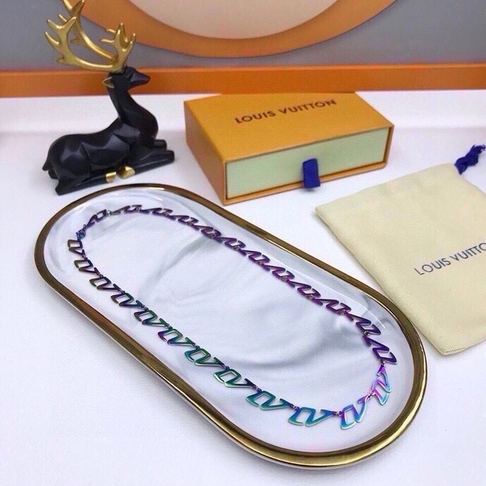 Minimalist Louis Vuitton Necklaces 268352