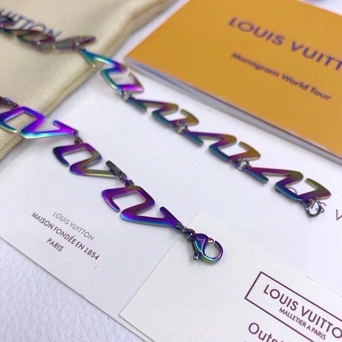 Minimalist Louis Vuitton Necklaces 268352