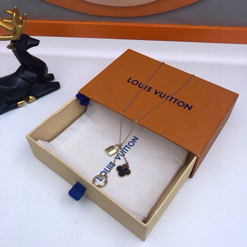 Versatile Louis Vuitton Necklaces 268344