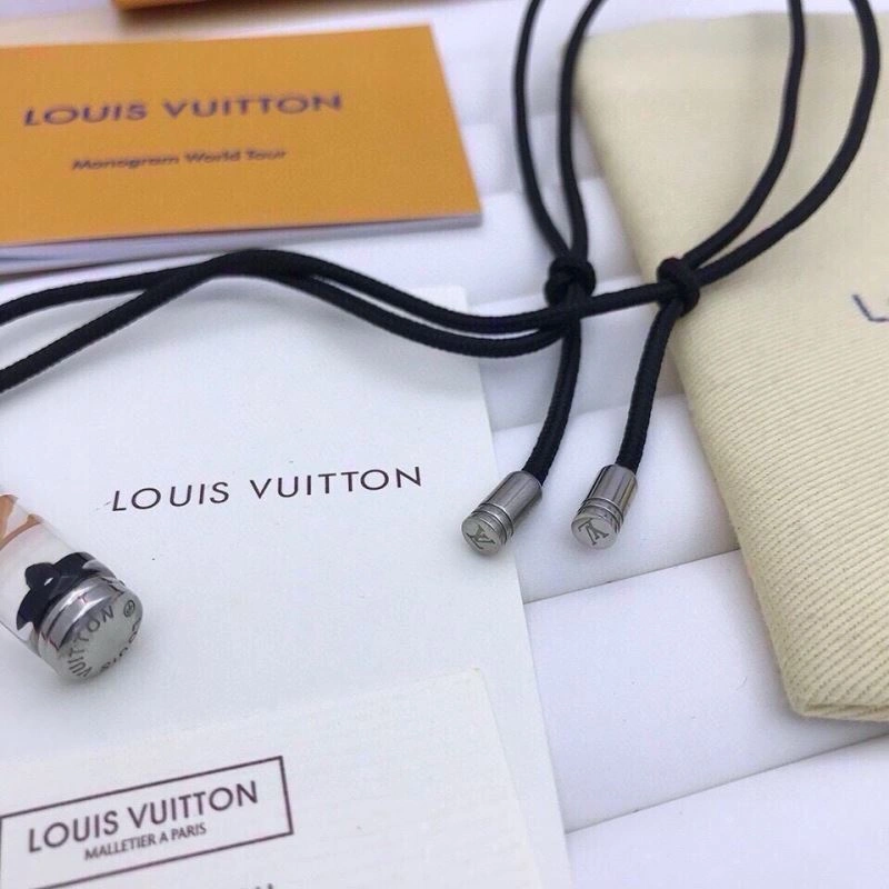 Minimalist Louis Vuitton Necklaces 268320