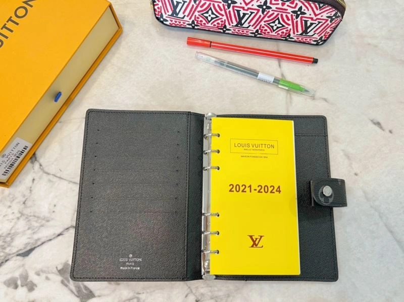 Unisex Louis Vuitton Notepads 269101