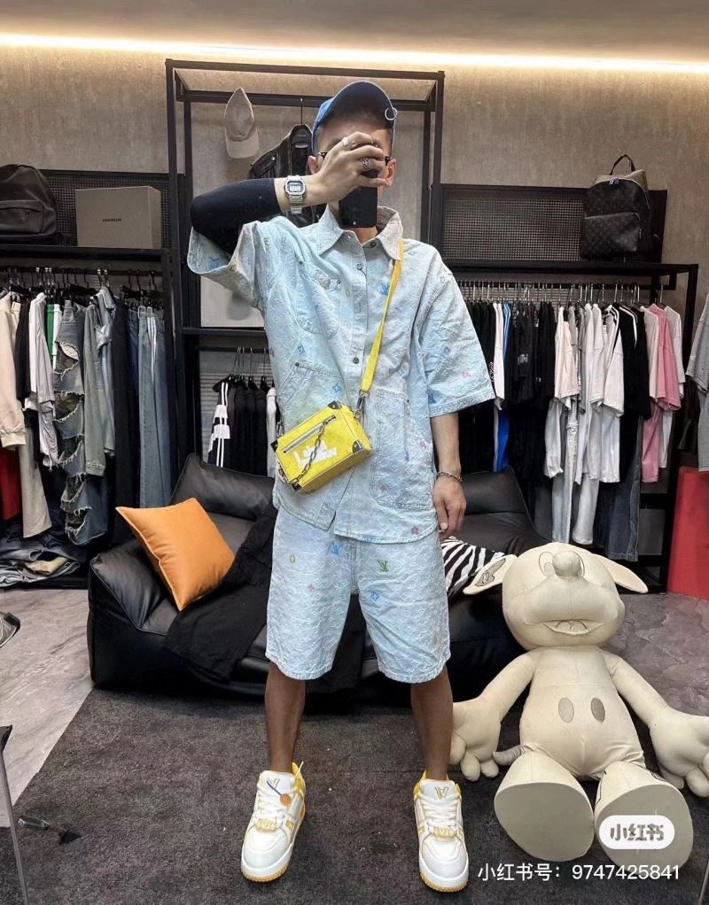 Unisex Louis Vuitton Outwear 138669