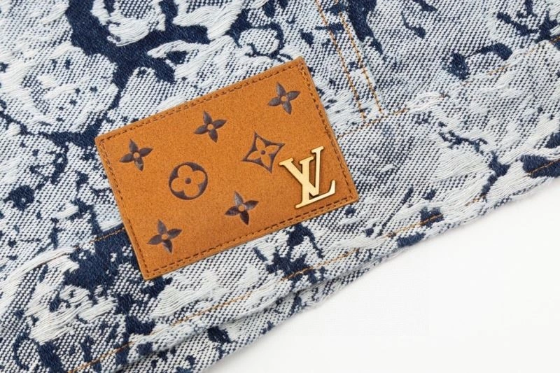 Effortless Louis Vuitton Outwear 138668