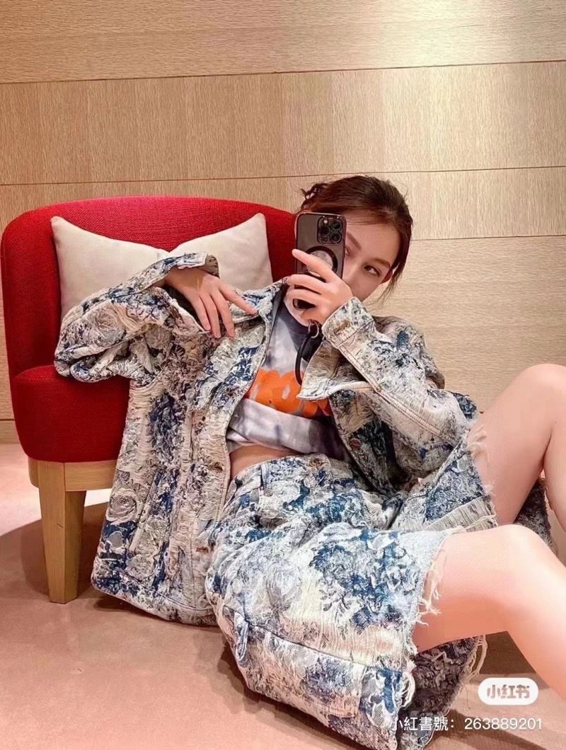 Effortless Louis Vuitton Outwear 138668