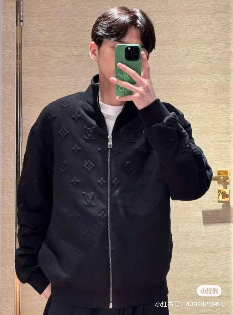 Effortless Louis Vuitton Outwear 138638