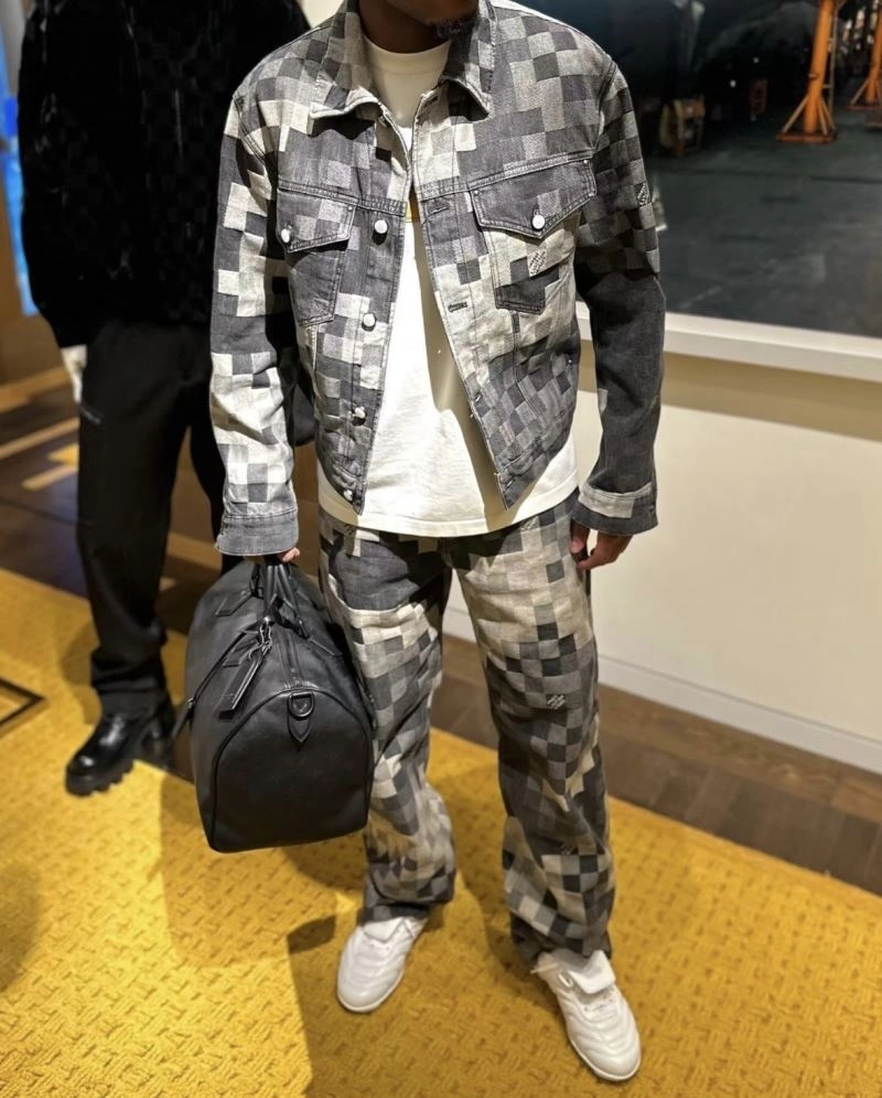 Classic Louis Vuitton Outwear 138622