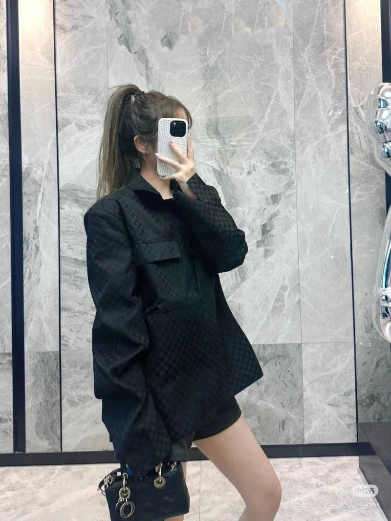 EyeCatching Louis Vuitton Outwear 138626